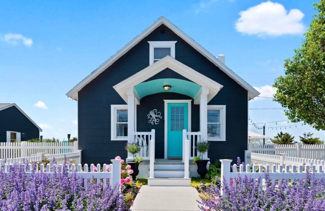 Octopus Cottage: Hot Tub | Kayaks | Fire Pit