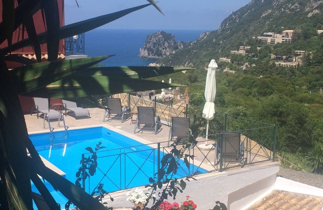 Odysseas Bungalow-Relax And Enjoy The View Of The Endless Sea From Your Balcony.
