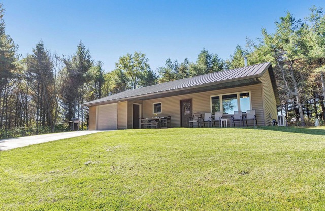 Off-Grid Family Farmstead Retreat. Farm Tours + Animal Feeding, Pet Friendly!