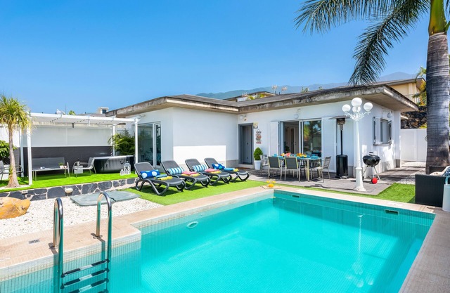 Offer September private SWIMMING POOL, AirCon, Fast WIFI, BBQ,
