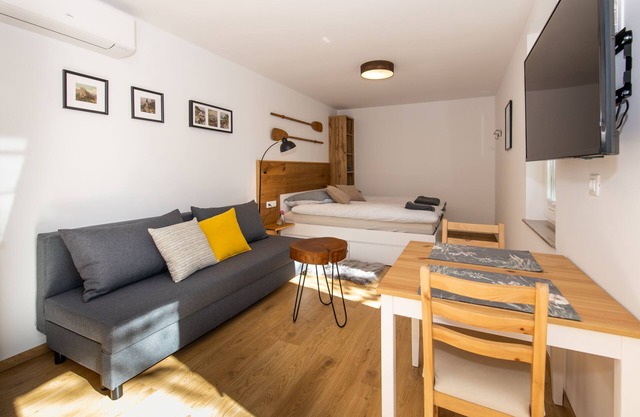 Old Boatman's House, Apt. 5