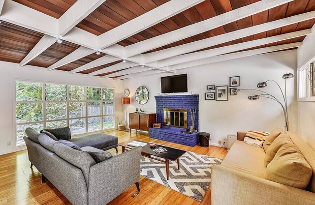 Old Caz Cottage ~ Stylish Mid-Century Décor Nestled Amongst the Redwoods.