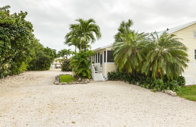 Old Florida Style, Dockage, Swimming Pool (shared), just 20 miles from Key West