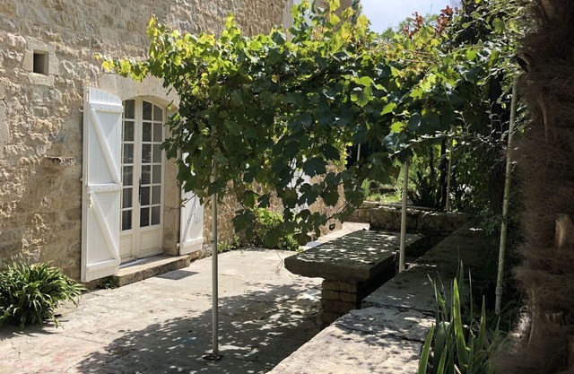 Old house of character in the Vallon du Cruou with bicycle reception
