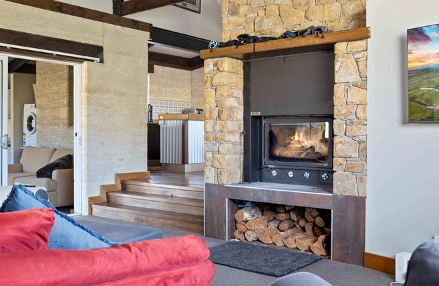 Old Hut Creek Chalet with a peaceful rural outlook