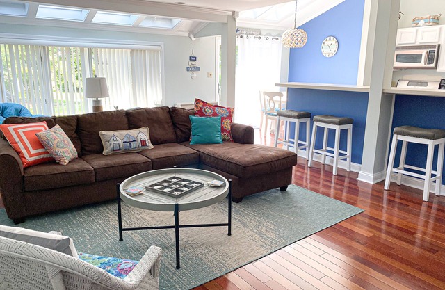 Old Orchard Beach Condo with pool, 5 minute walk to Beach