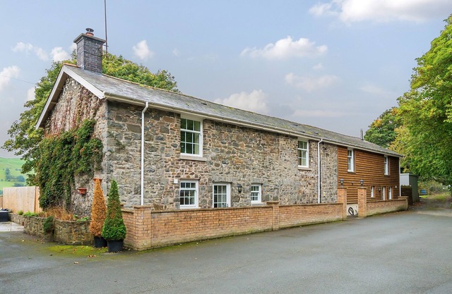 OLD RECTORY COTTAGES, family friendly, with pool in Aberhafesp