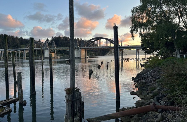 Old Town Cottage in Port of Siuslaw, King Bed