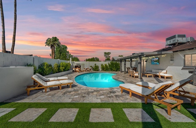 Old Town Heated Pool Retreat Fire Pit Cabana Games