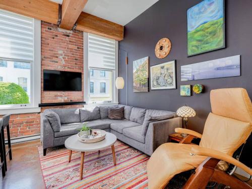 Old Town Retreat-your artful escape in Victoria’s historic Old Town by Victoria Prime!