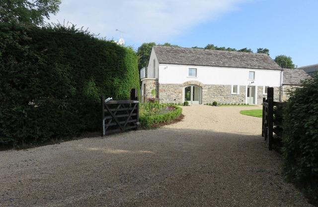 OLD VILLAGE BARN, pet friendly in Woodford, County Galway
