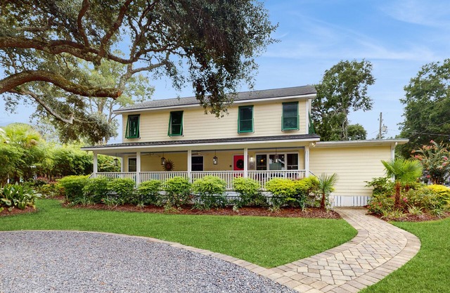 Old Village hideaway with covered porches, grill, alfresco dining & fenced yard