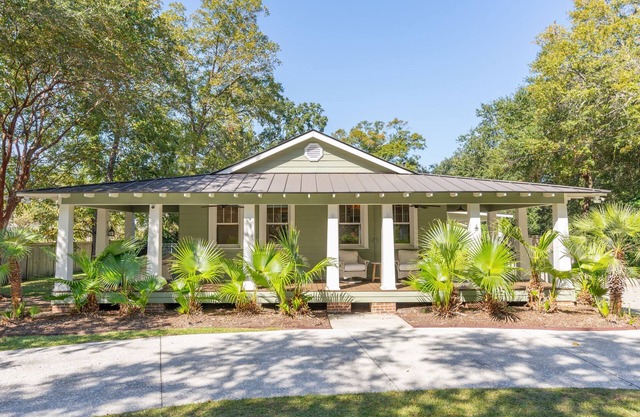 Old Village Mt. Pleasant Charm Minutes From the Beach and Downtown Charleston