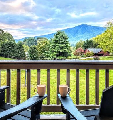 Ole Smoky BnB - Game Room, Hot Tub, Mtn Views!