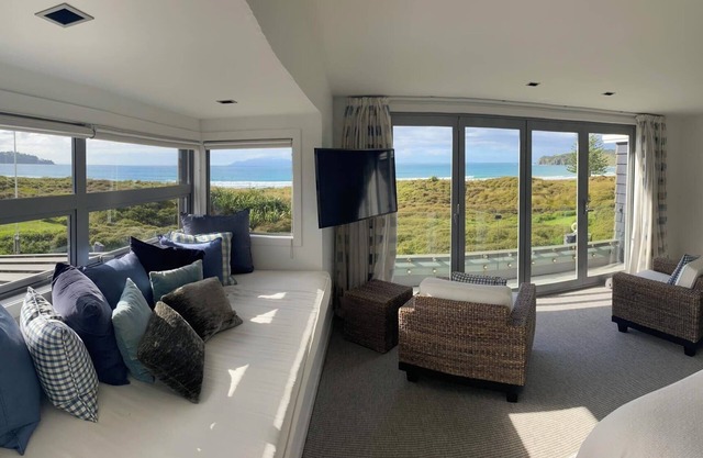 Omaha Beach Front, Paradise! Perfect for relaxing & entertaining