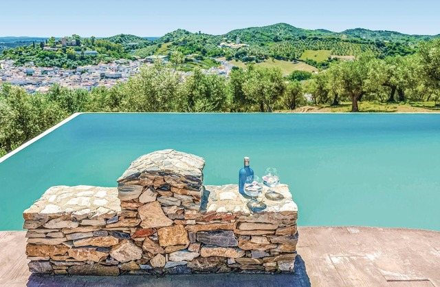 On a small hill in the mountains of Constantina, you will find this lovely vacation finca with a spe