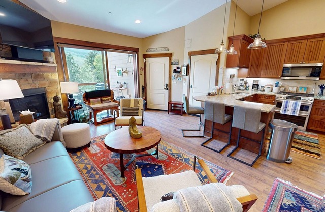 On River Trail! Elevator. Walk to Dining, Shops, Events, Town Pools/Hot Tub