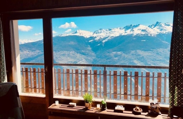 On route 1800, the building La Maya, without swimming pool, is close to the ski lifts and the shops.