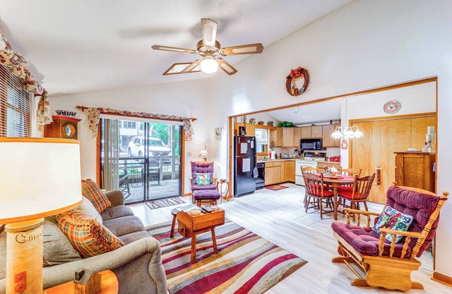 On-Site Lake & Pool Access: Cabin in Newland!
