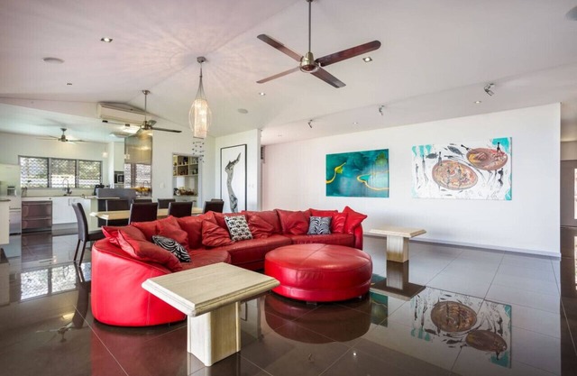 On the very top of Cairns - Luxurious Entertainer