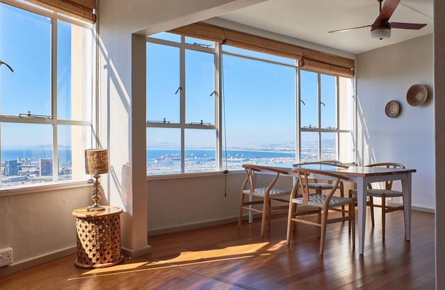 On Top of Cape Town! Drink wine with a dream view, calm, lovingly furnished!