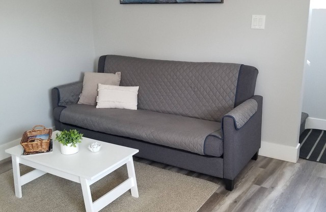 One bed apt w/private bathroom (1) free charge (1) car parking.