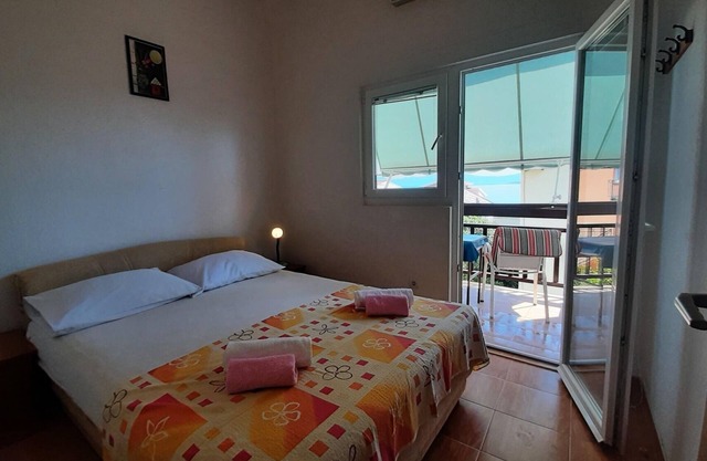 One bedroom apartment with balcony and sea view Živogošće - Blato, Makarska (A-23922-c)