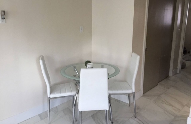 One bedroom apartment fully modern remodeled/fully furnished