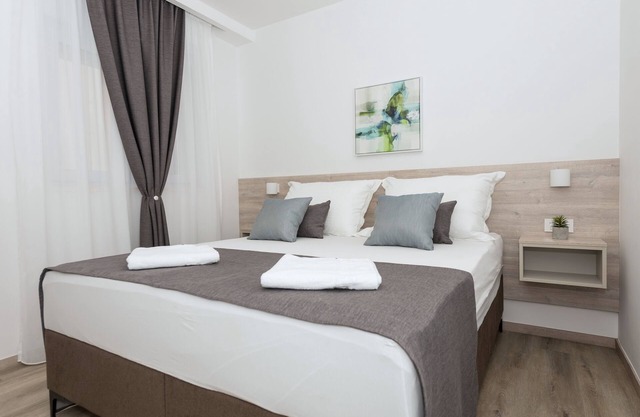 One bedroom apartment with terrace Makarska (A-19134-e)