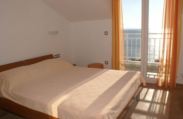 One bedroom apartment near beach Zaostrog, Makarska (A-2816-a)