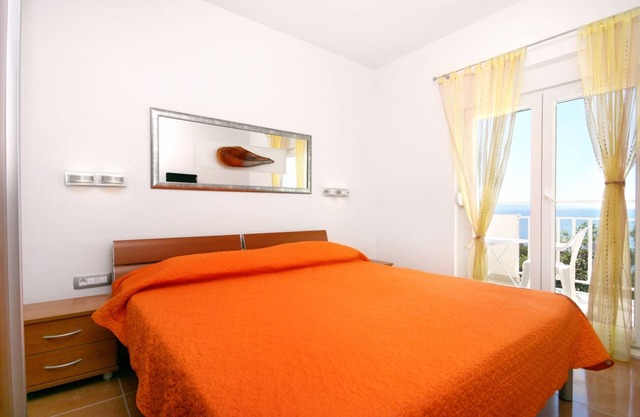 One bedroom apartment near beach Zaostrog, Makarska (A-2816-c)