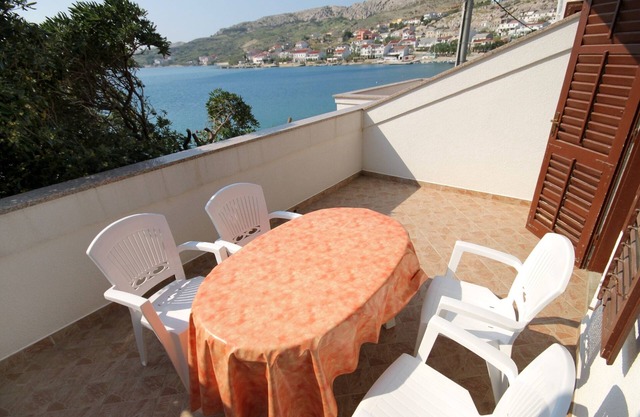 One bedroom apartment near beach Metajna, Pag (A-6465-b)