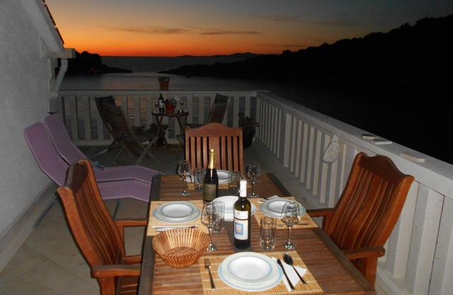 One bedroom apartment near beach Zaklopatica, Lastovo (A-8346-d)