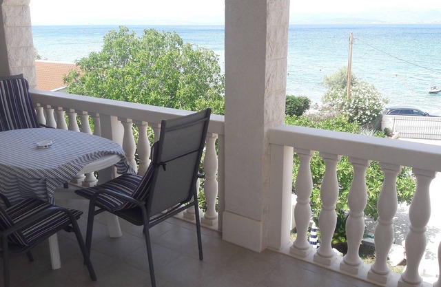 One bedroom apartment near beach Sutivan, Brač (A-2943-a)