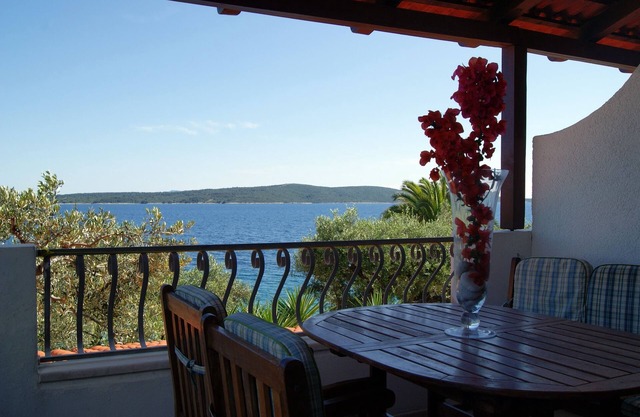 One bedroom apartment near beach Zavala, Hvar (A-553-c)