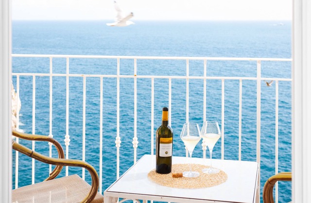 One-bedroom apartment with sea view and balcony