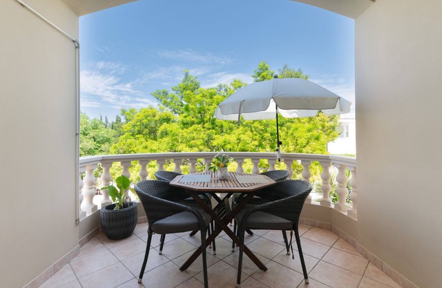 One bedroom apartment with terrace and sea view Muline, Ugljan (A-8521-c)