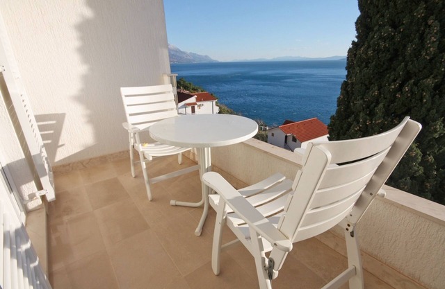 One bedroom apartment with balcony and sea view Pisak, Omiš (A-5975-d)