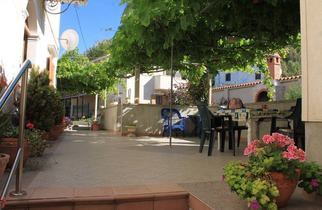 One bedroom apartment with terrace and sea view Susak, Lošinj (A-8050-b)