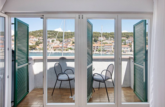 One bedroom apartment with balcony and sea view Tisno, Murter (A-815-a)