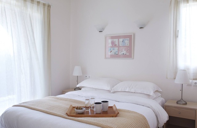 One bedroom, fully detached apartment w. one bathroom, sea view, breakfast incl.