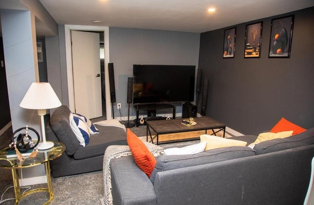 One-bedroom guest suite with private entry