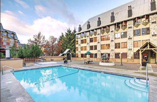 One Bedroom Suite 1 min from Slopes + Pool/Hot tub
