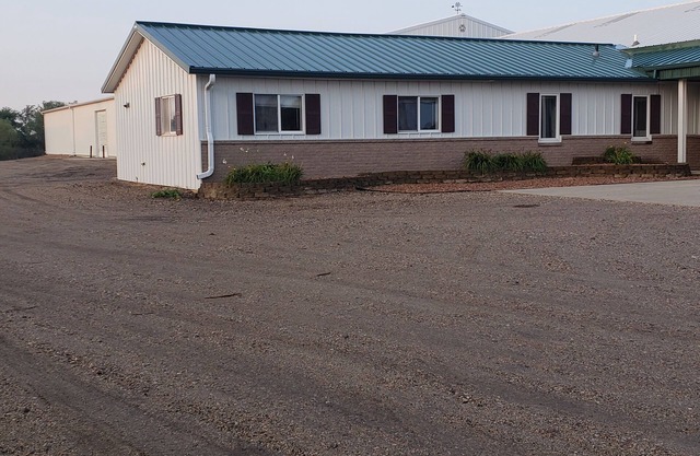 One Mile from Airport! 3 Bedroom Lodge Sleeps 5 to 7