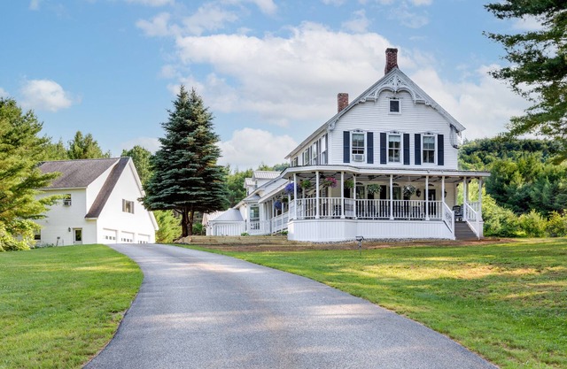 One-of-a-kind 4 Acre Adirondack Escape Short Drive to LG & GORE Mountain!n