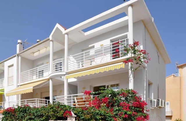Only 100m from a Sandy Beach - 3x Air Conditioning - Com. Pool - FREE WiFI