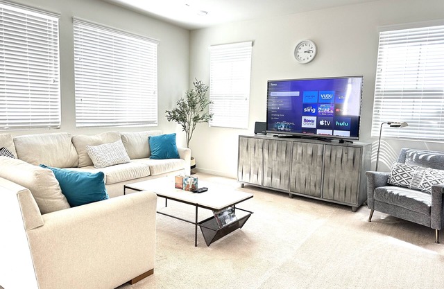 Ontario Mills & Claremont colleges single Villa