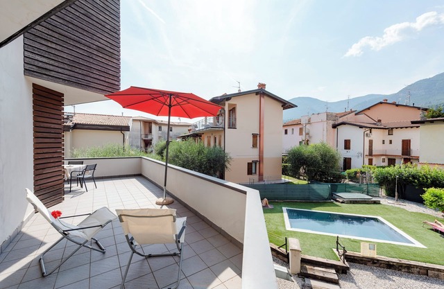 Onyx House With Shared Pool, Toscolano Maderno, Italy