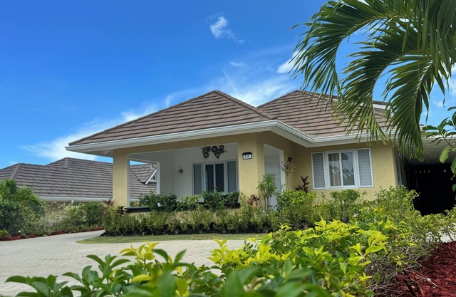 Opal Villa @ The Crest Luxury 4-Bedroom Getaway with Pool & Private Beach Access