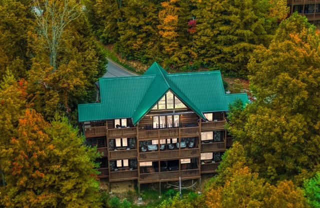 OPEN FOR '26 8 Bedrooms 8 Bath Double Kitchen, double hot tubs, sleeps up to 30
